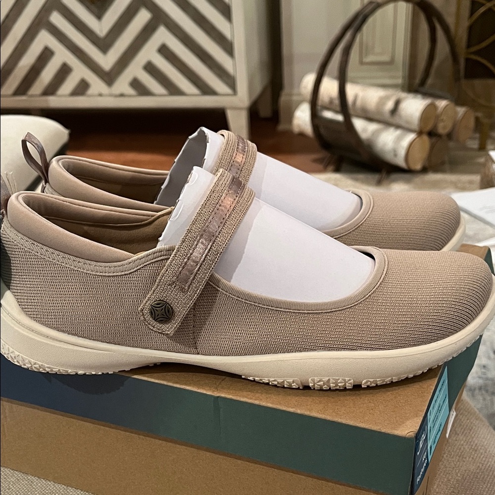 JBU Taupe Merry Knit Mary Janes/NIB/9.5M - Picture 9 of 14